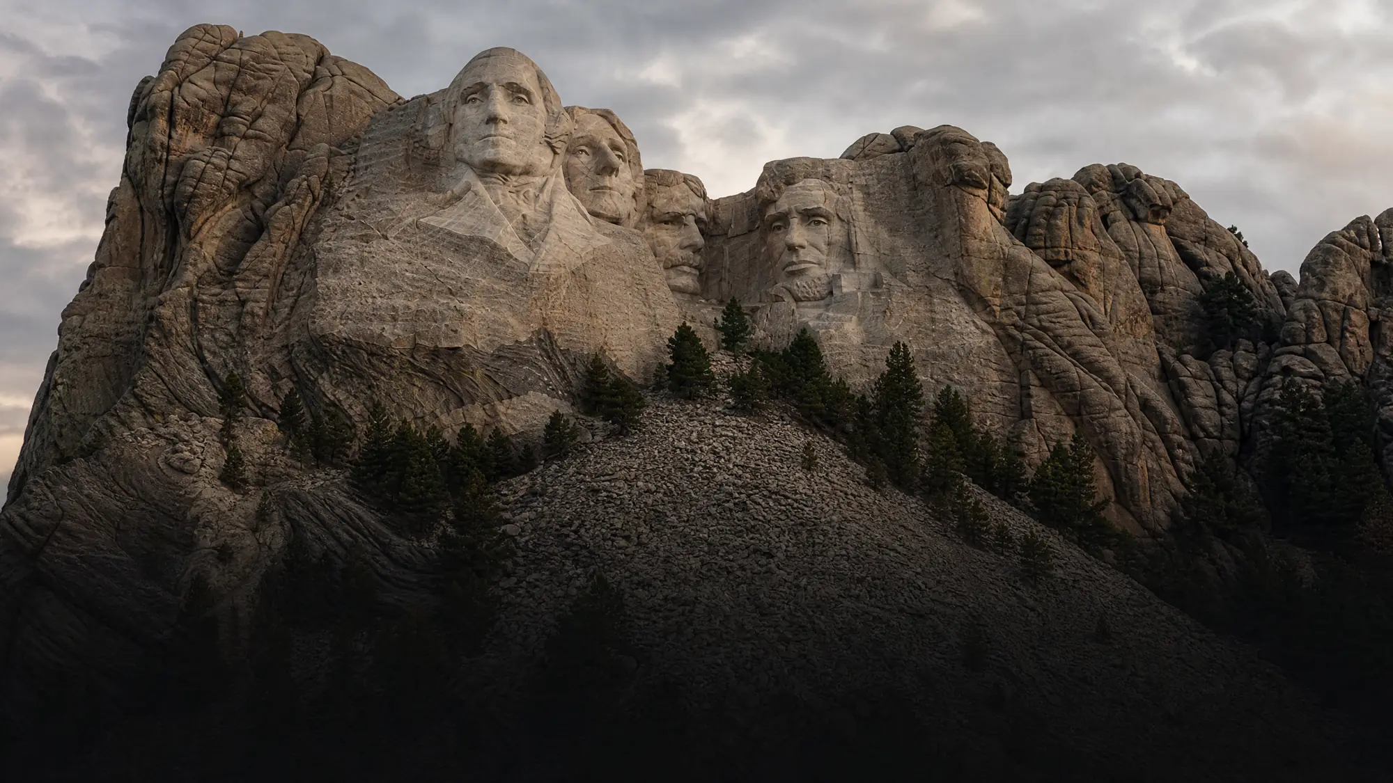 Contempla los rostros de granito de 60 pies de cuatro presidentes de EE. UU. en las Black Hills. Aprende cómo planificar tu día, recorrer los senderos y reservar tours guiados.