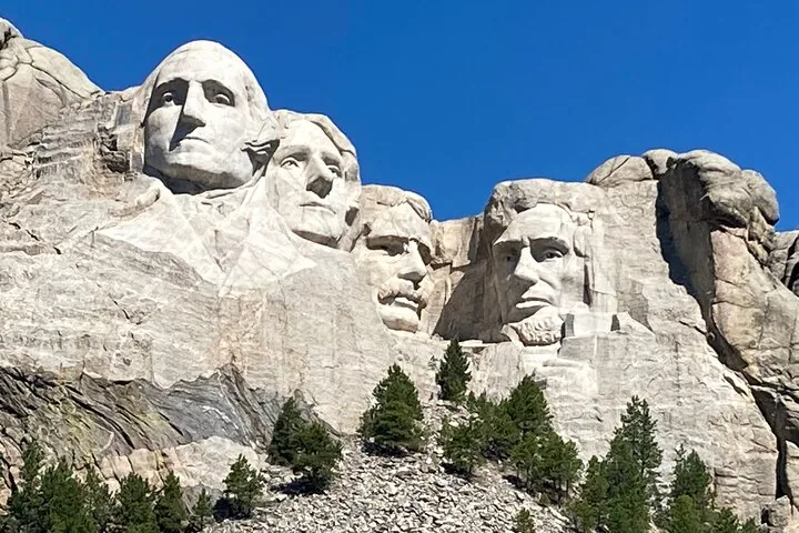 Un primer plano detallado de los cuatro rostros presidenciales tallados en el Monte Rushmore.