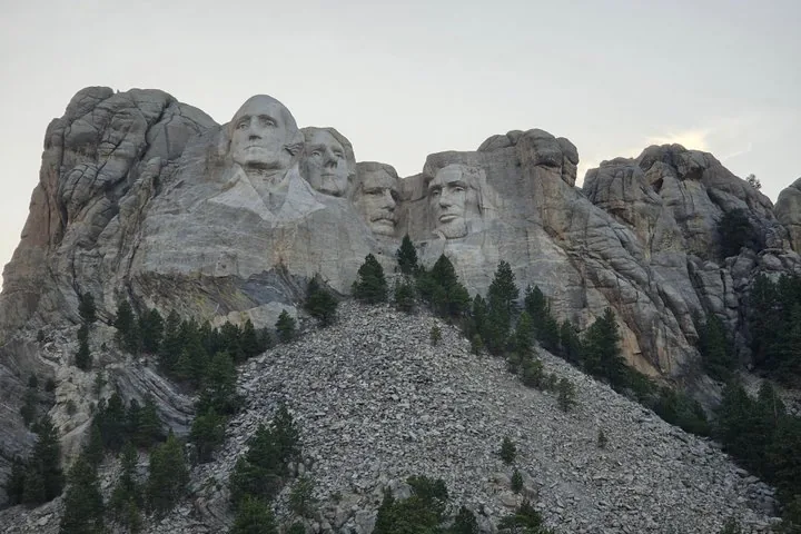Vista de cerca de los rostros tallados de los presidentes en el Monte Rushmore.
